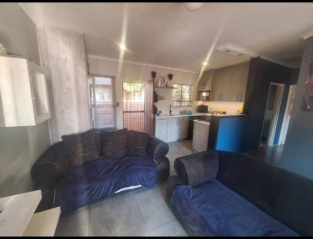 2 BEDROOM TOWNHOUSE FOR SALE IN ROOIHUISKRAAL NORTH
